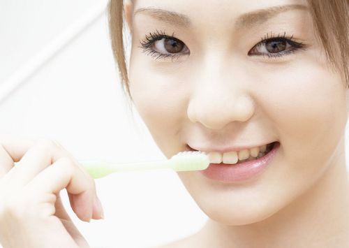 [新聞] 用餐後立即清潔牙齒是個錯？盤點7個傷牙習慣