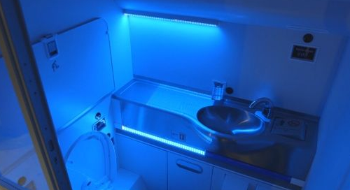 [新聞] 波音研發自主清潔衛生間 紫外線燈將細菌一網打盡